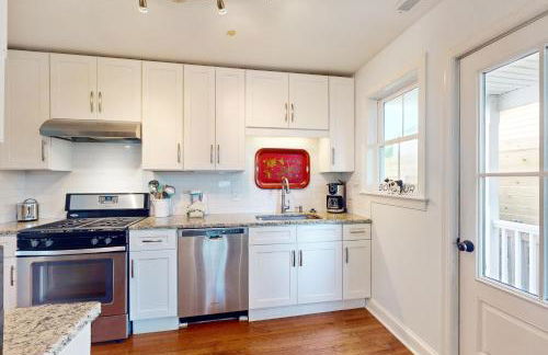 Dog-friendly cottage across from the water in a walkable neighborhood - Foto 10