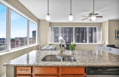 21st Floor Penthouse | Amazing Views of Downtown! - Photo 19