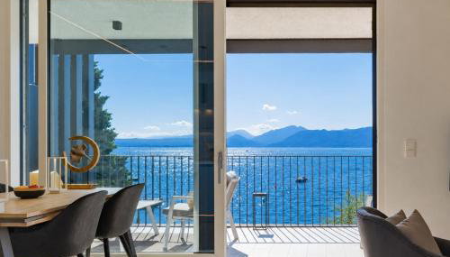 SalvatoreHomes - Casa Azura - Ultra Luxury Waterfront Apartment in the Heart of Torri del Benaco with Saltwater Pool & Direct Beach Access - Foto 1