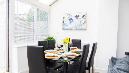 Lavish 4-Bedrooms with Modern Home Features - Guest 8 - High-Speed Wi-Fi - Luxury Garden - Private Ample Parking - Foto 4