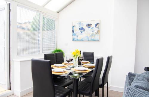 Lavish 4-Bedrooms with Modern Home Features - Guest 8 - Hi-Speed Wi-Fi - Luxury Garden - Private Ample Parking - Foto 4