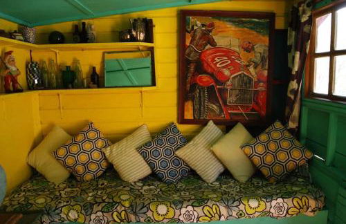 Surfers and walkers cosy camping cabin - Foto 7