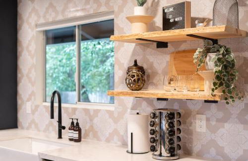 Walk to GC Train Depot and Route 66, king beds, game room, BBQ, firepit - Photo 9