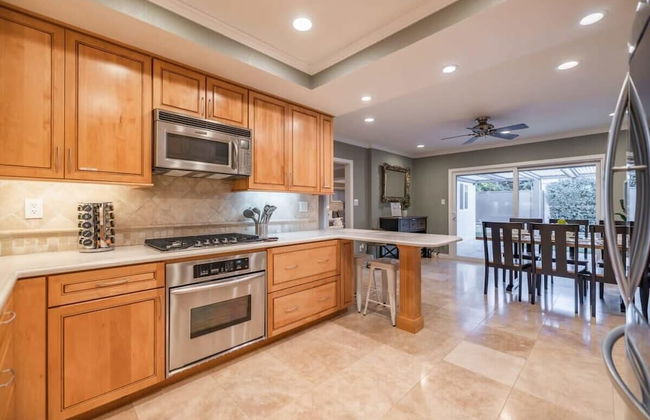 Marbella Lane - Charming 4BR Bungalo for Relaxing Retreat - Photo 20