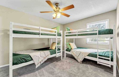 Greensboro Get-together, K Bed, Secret Playroom, central location - Foto 31