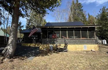 Charming Lakeside Cabin Bungalow with Timeless Rustic Beauty near Portage Lake in Maine - Foto 7