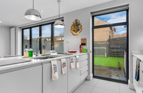 The Lumos House - 4 Bed Home w Parking near Harry Potter Studios - Foto 52