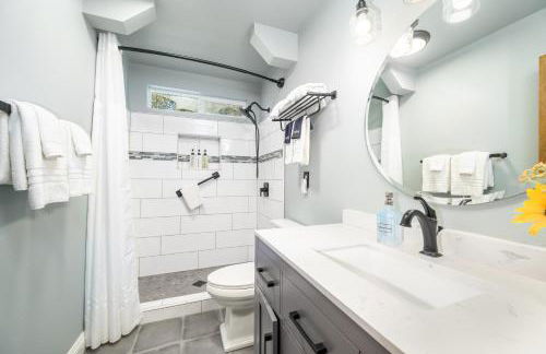 Forest Home with Deck, EV Station, King Beds - Foto 20