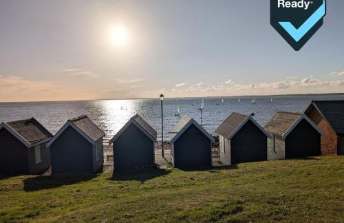 Princes Esplanade-Beachfront House with Balcony a stone throw from Gurnard Beach - Foto 39