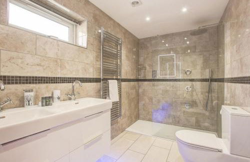 Hunters Cottage - Luxury, high end, hot hub, AC, slipper bath, couples retreat - Photo 14