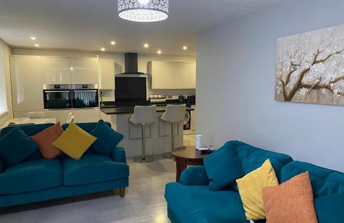 Modern 2 bedroom flat with Sky TV & free parking - Foto 1