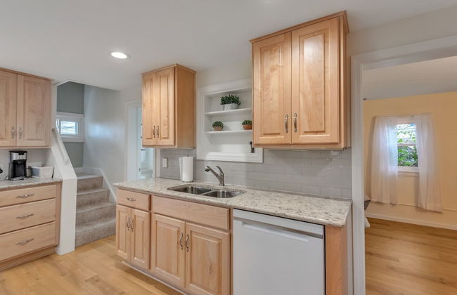 Amazing Lakefront Retreat On Long Lake! 2 Bedroom Home by RedAwning - Foto 8