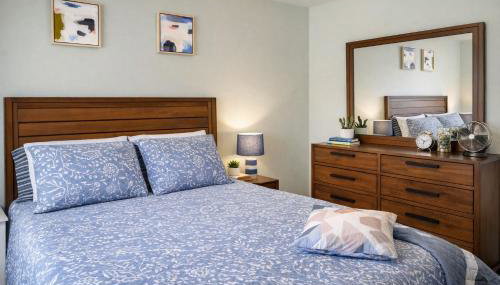 Vacation House, 2 Miles to Beach, Smart TVs, Grill - Foto 4