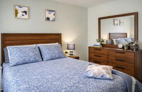 Vacation House, 2 Miles to Beach, Smart TVs, Grill - Foto 4