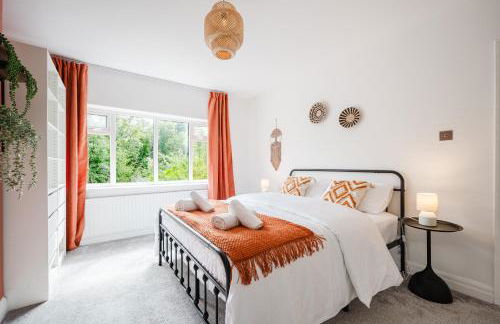 Bright 4BR Home with Garden with Free Parking and Sleeps up to 9 - Foto 24