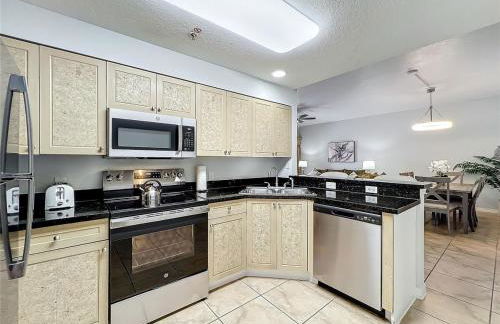 Spacious 3 Bed 3 Bath Luxury Condo 5 min from Disney - Photo 39