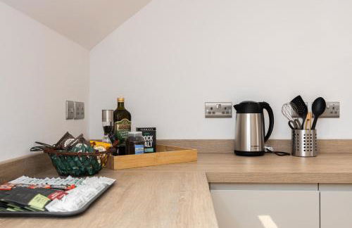Stanway Apartments- Free Parking & Close To Tram Stop - Photo 16