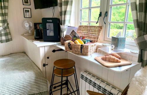 Beautiful Shepherd's Hut - Lois Weedon - Photo 5