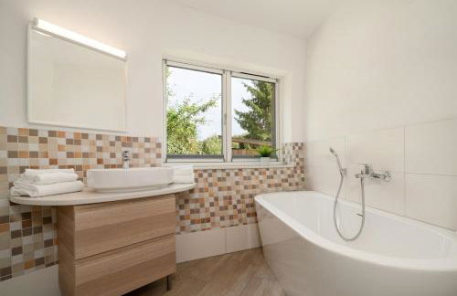 Kugelhaus Kia - Modernes Kugelhaus mit klarer Linie und Naturbezug am Tollensesee - Foto 12