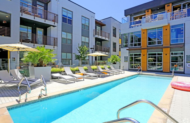 Elan Menlo - Photo 1