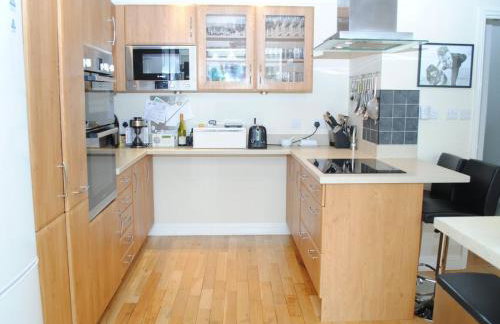 House - 3 bed 2 bath, self check in, amazing views! - Photo 14