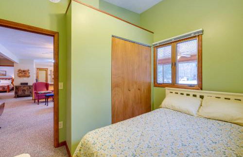 Cozy Cottage with Sunroom - Walk to Higgins Lake! - Foto 21