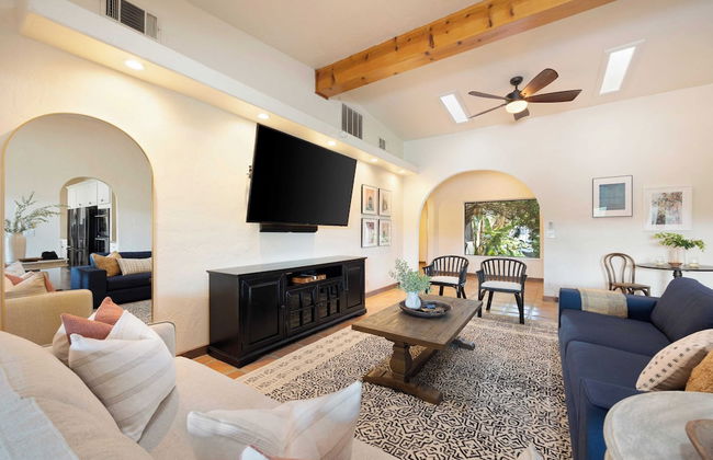 Sleeps 20! Architectural Mansion w/ Pool, Indoor Tennis Court, Game Room Starlight Estate by Avantstay - Foto 9