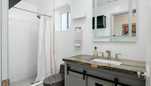 Cozy Private 1BR Near LAX & SoFi, Pet-Friendly - Photo 5, Shower