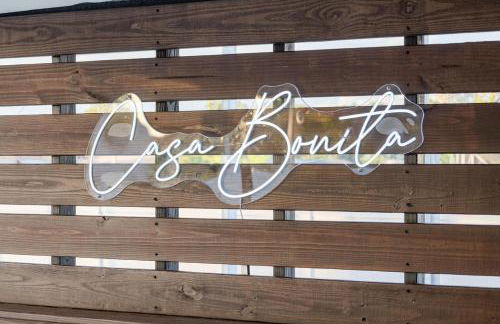 Stylish coastal retreat with Heated Saltwater pool - Foto 2