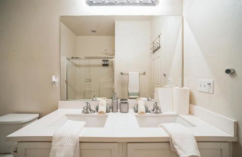 Charming Pet-Friendly Getaway in Sunny Beaumont home - Foto 41