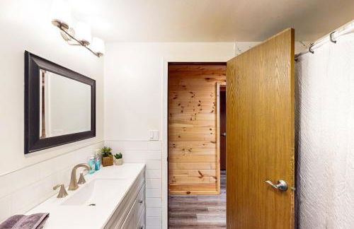 Hot Tub, Dock, Pool Table! Lakefront Poconos Haven - Foto 17