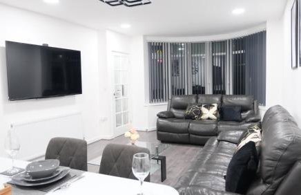 ETIHCITY - 3 Bedroom Semi - Free Parking near Etihad Stadium, Tourist attractions, Manchester City Centre, Transport and Motorway Links next to McDonald's - Sky n Netflix - Foto 23