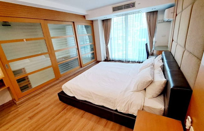 5B - 2 Bedroom Downtown Apartment With Shared Pool - Photo 3