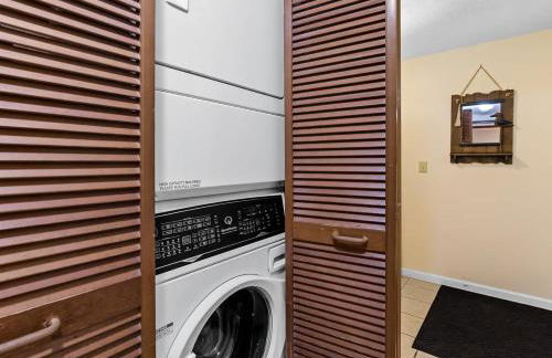 Impressive Dual Woods and Lake Homes That Sleep 32 - Foto 70