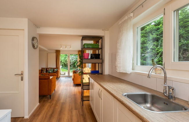 Beautiful Bungalow With Garden - Photo 6