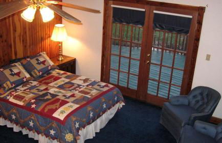 Secluded Lodge with a Private Pond and a Hot Tub near Bastrop, Texas - Foto 11