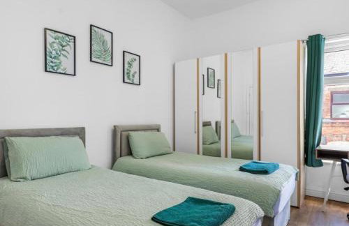 Modern 2 Bedroom House with 2 Ensuite and Free Parking - Photo 2