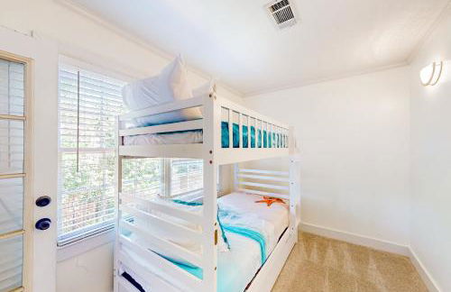 Classic coastal home with game room & private hot tub - walk to beaches - Foto 16