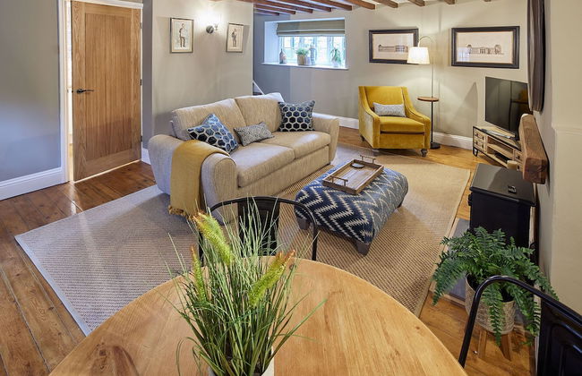 Host Stay The Green Door - Photo 1