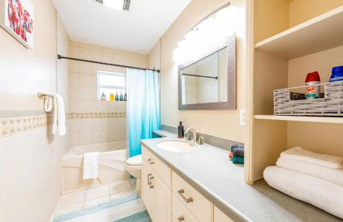 Colorful Home - Pool - Game Room - Basketball Court - BBQ & More - Photo 18