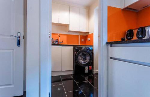 10 Guests - 5 Bedrooms - Free Parking - Lux House - Foto 16