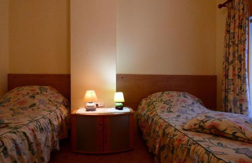 Escapade Paisible: Gîte pour 8 à Saint-Hilaire-sur-Yerre, Jardin Clos, Proche Chateaudun et Chartres - FR-1-581-131 - Foto 28