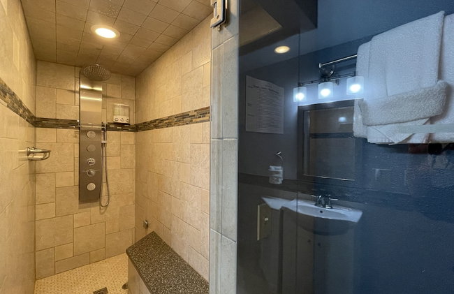 Couples Retreat With Hot Tub, Sauna and Steam Room - Foto 27