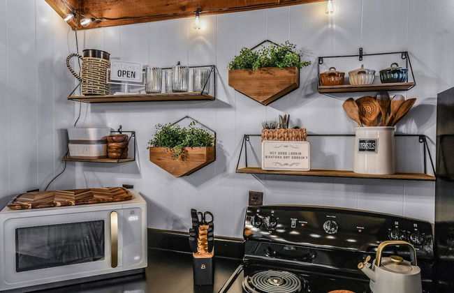 Cliff Haven 1 Bedroom Cabin by RedAwning - Photo 6