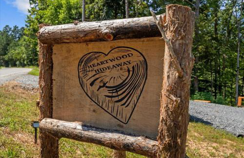 The Heartwood Hideaway-Charming Cabin Getaway-Trails, Creek, and Starry Nights - Foto 30