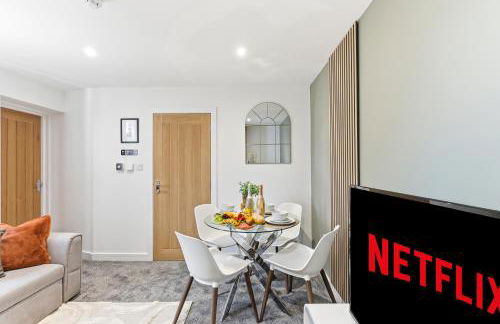 Stylish Duplex Apartment - Excellent Location - Free Parking, Virgin TV, Fast Wifi and Self-Check-In by Yoko Property - Photo 17