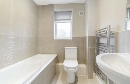 Comfy 2 Bed House - Free Parking - Near City Centre - Foto 9