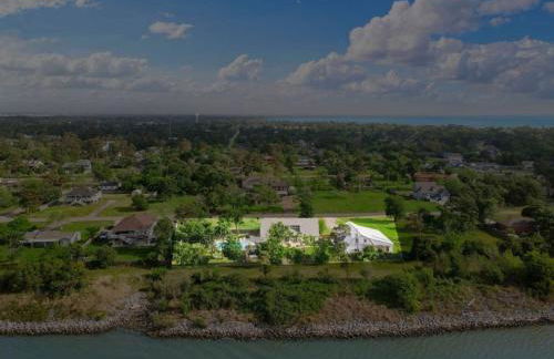 Sprawling estate with private pool and game room and guest house - Foto 35