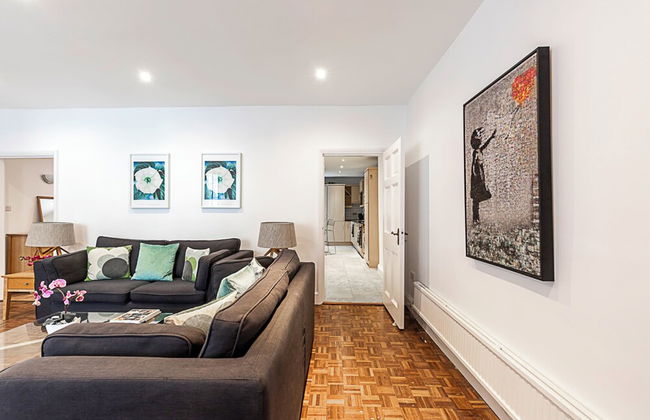 Charming Kensington Apartment - Photo 13