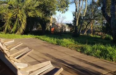 CASA COMPLETA, CENTRO, 4 Qtos, Wi-Fi, 130m quadrados, 4 Camas Casal, Churrasqueira e Apetrechos, Vasto Quintal e Varanda nos Fundos, 2 Banheiros, 9 Pessoas, Área Frontal, Garagem Coberta, Estacionamento Interno 2 Carros, Fogão a Lenha - Foto 8